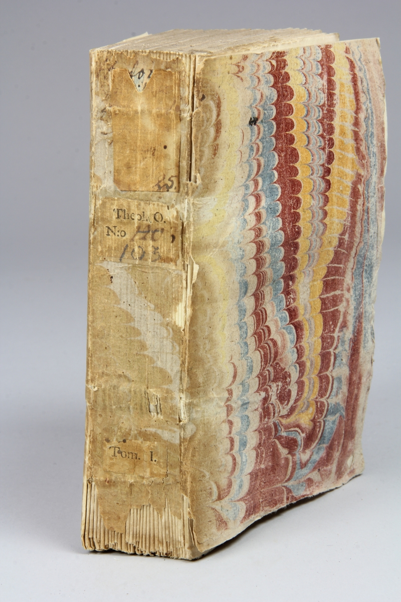 Bok, pappband, "Histoire du droit public ecclesiastique francois", del 1, tryckt 1737 i London. Pärmar av marmorerat papper, blekt rygg med påklistrade etiketter med titel (oläslig)  och samlingsnummer. Oskuret snitt, ouppskuren. Anteckning om inköp på pärmens insida.