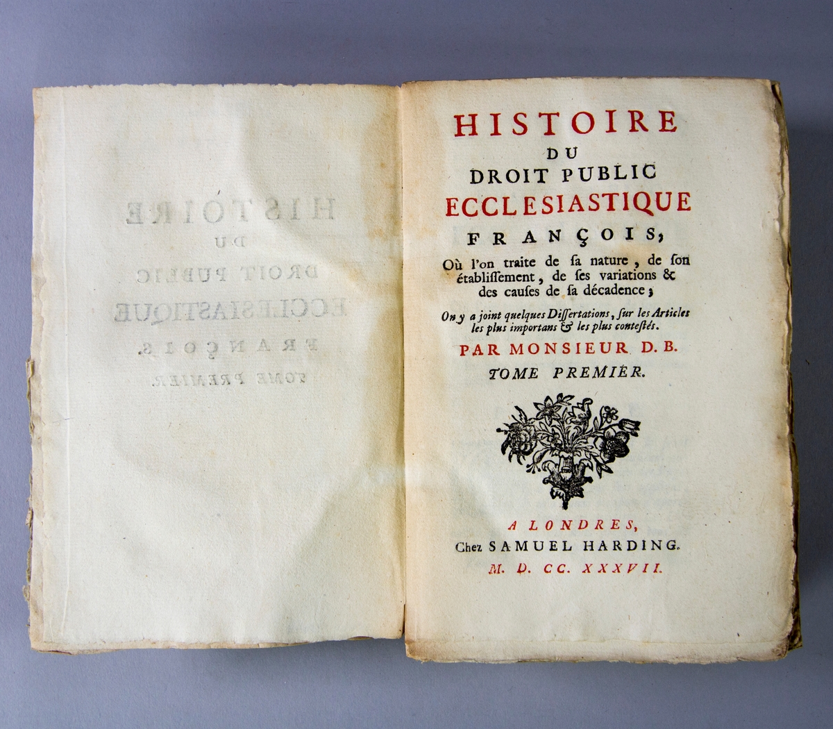 Bok, pappband, "Histoire du droit public ecclesiastique francois", del 1, tryckt 1737 i London. Pärmar av marmorerat papper, blekt rygg med påklistrade etiketter med titel (oläslig)  och samlingsnummer. Oskuret snitt, ouppskuren. Anteckning om inköp på pärmens insida.