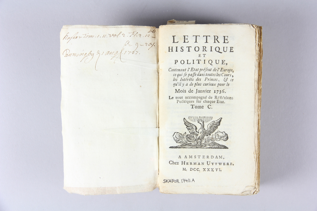 Bok, häftad "Lettre historique et politique",  del 100, tryckt 1736 i Amsterdam. Pärmar av marmorerat papper, blekt rygg med påklistrade etiketter med titel och samlingsnummer. Oskuret snitt. Anteckning om inköp.