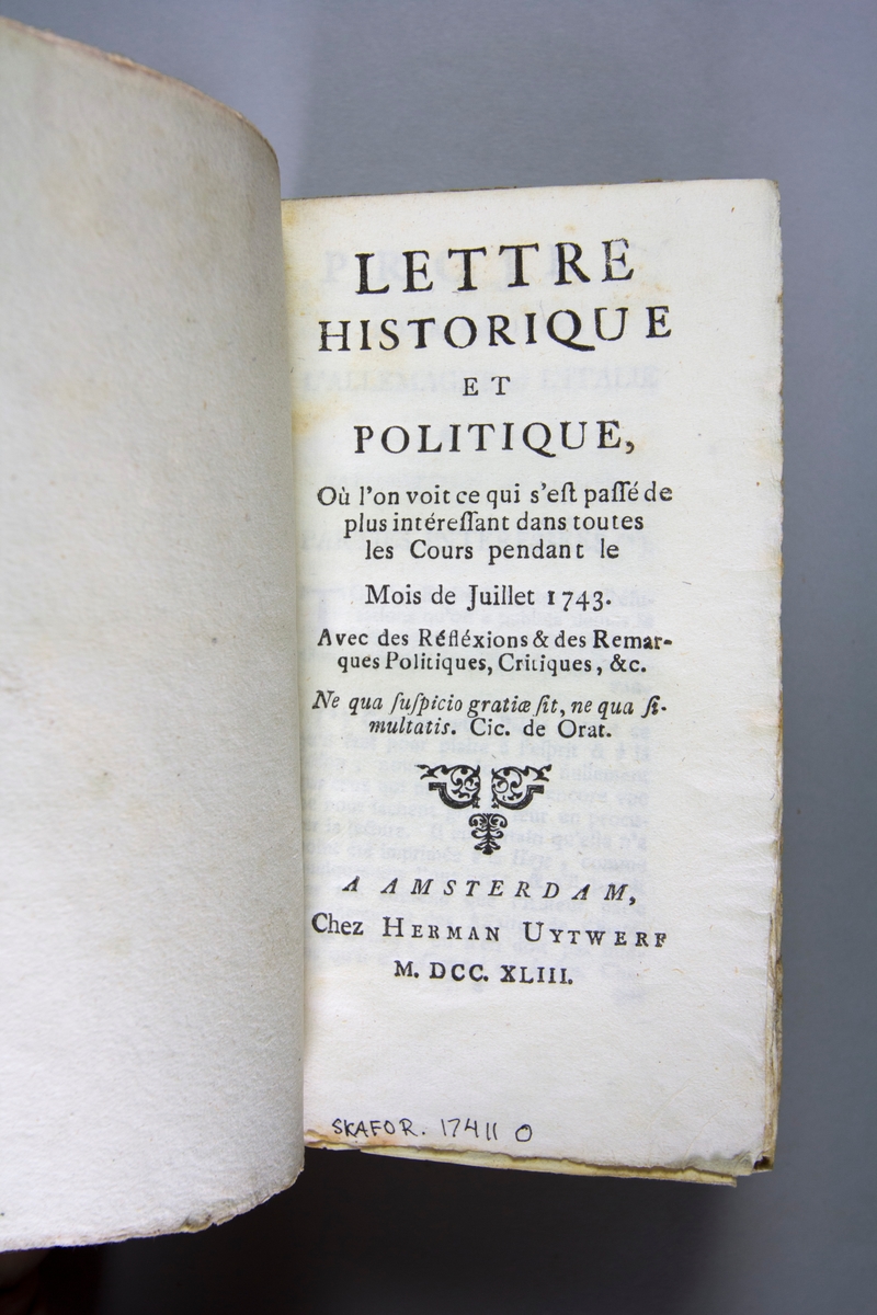 Bok, häftad, "Lettre historique et politique", tryckt 1743 i Amsterdam. Pärmar av marmorerat papper, blekt rygg med påklistrade etiketter med titel och samlingsnummer. Oskuret snitt, ej uppsprättad.