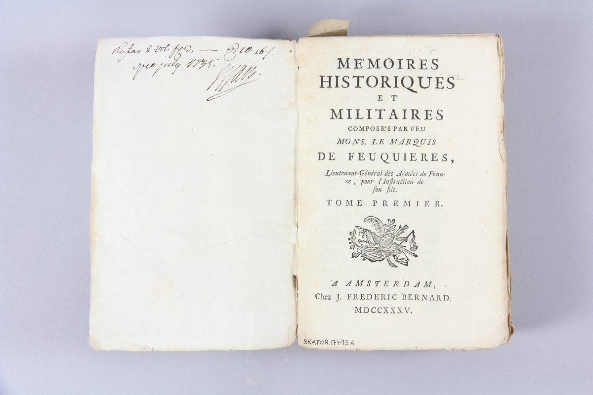 Bok, pappband, "Mémoires historiques et militaires", del 1, tryckt 1735 i Amsterdam. Pärmar av marmorerat papper, blekt rygg med etikett med volymens namn (oläsligt) och samlingsnummer. Oskuret snitt, ej uppskuren.  Anteckning om inköp på pärmens insida.