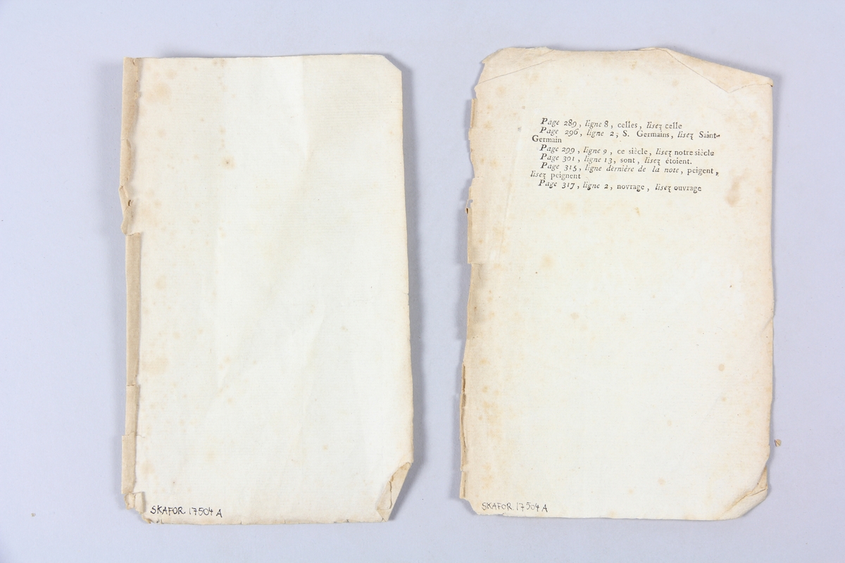 Bok, pappband,"Oeuvres complètes de Voltaire." del 38, tryckt 1785.
Pärm av gråblått papper, på pärmens insidor klistrade sidor ur annan bok, skurna snitt. På ryggen pappersetikett med tryckt text med volymens namn och nummer. Ryggen blekt.