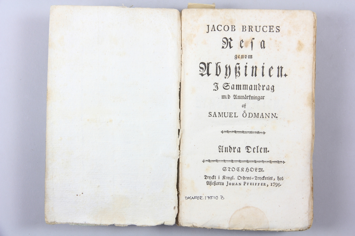 Bok, pappband, "Jacob Bruses resa genom Abyssinien", del 2,  tryckt 1795 i Stockholm. Pärmar av gråblått papper, blekt rygg med otydlig titel. Oskuret snitt.