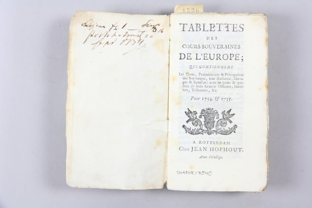 Bok, pappband, "Tablettes des cours souveraines de l´Europe", tryckt 1734 - 1735 i Rotterdam. Marmorerade pärmar av maarmorerat papper, blekt rygg med etiketter med bokens titel och nummer. Oskuret snitt. Påskrift om inköp på pärmens insida.