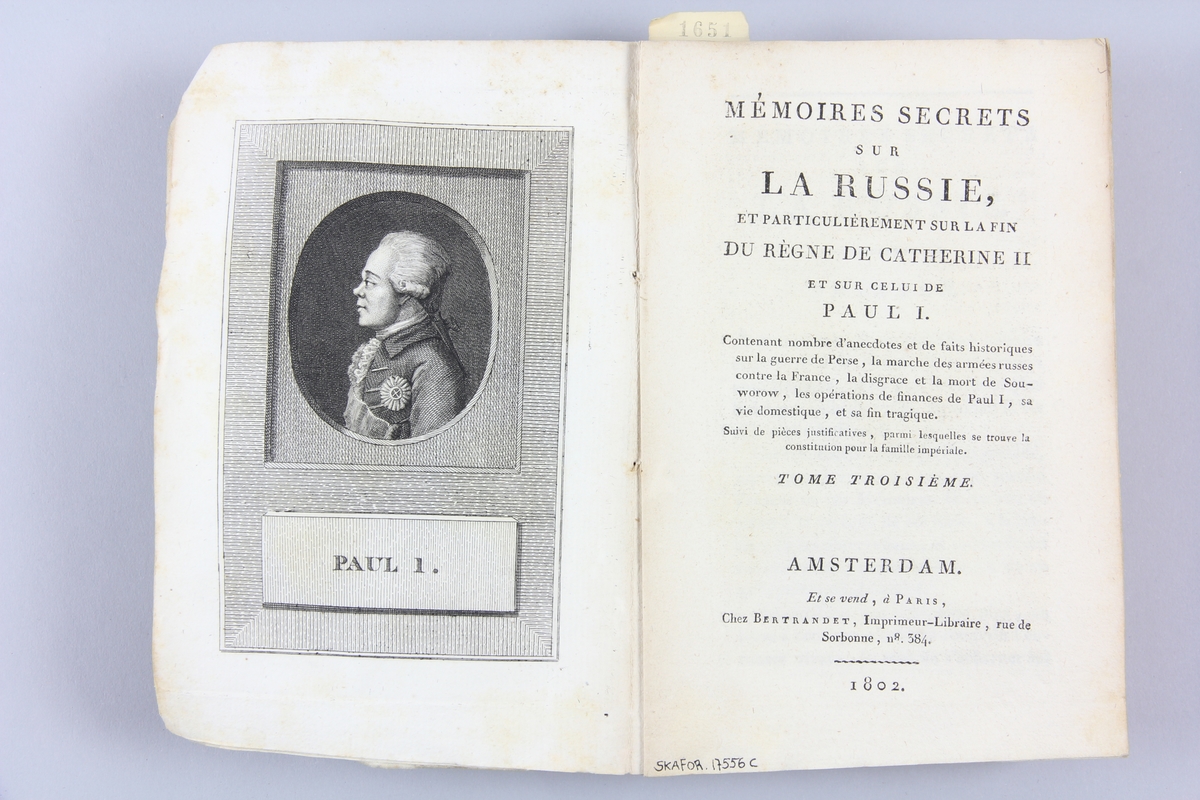 Bok, häftad "Mémoires secrets sur la Russie", del 3, utgiven 1802 i Amsterdam.
Pärmen av gråblått papper, blekt rygg. Med skurna snitt. På ryggen tryckt etikett med titel och samlingsnummer. På pärmarnas insidor klistrade sidor ur annan bok.