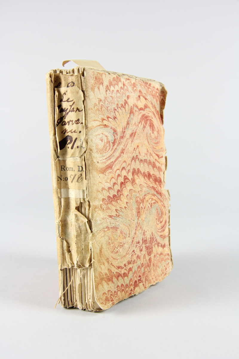 Bok, häftad "Le paysan parvenu, ou les mémoires de M***", del 1-2, skriven av Marivaux, tryckt 1734 i Amsterdam
Pärmen av marmorerat papper, oskuret snitt. På ryggen  etikett med titel och samlingsnummer.