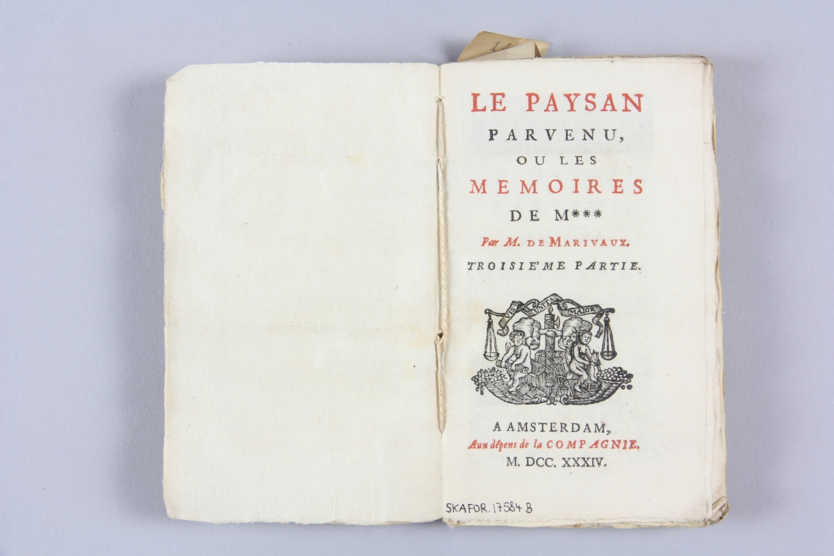 Bok, häftad "Le paysan parvenu, ou les mémoires de M***", del 3, skriven av Marivaux, tryckt 1734 i Amsterdam
Pärmen av marmorerat papper, oskuret snitt. På ryggen  etikett med titel och samlingsnummer.