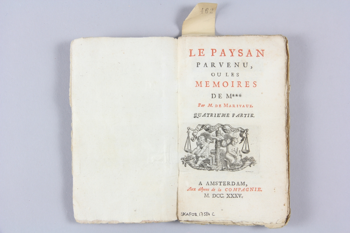 Bok, häftad "Le paysan parvenu, ou les mémoires de M***", del 4, skriven av Marivaux, tryckt 1735 i Amsterdam.
Pärmen av marmorerat papper, oskuret snitt. På ryggen  etikett med titel och samlingsnummer.