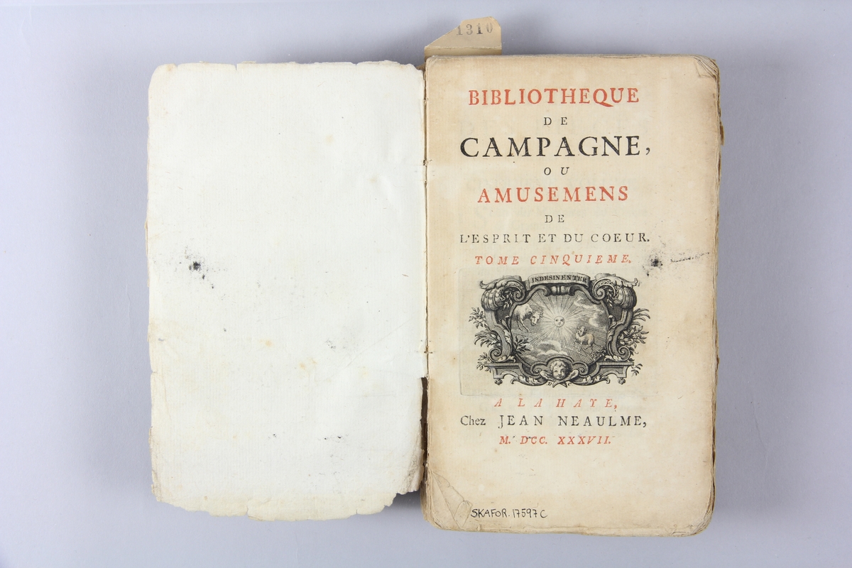 Bok, häftad "Bibliotèque de campagne ou amusements de l´esprit du coeur", del 5, tryckt 1737 i Haag.
Pärm av marmorerat papper, oskuret snitt. Blekt rygg med pappersetikett med volymens namn och samlingsnummer.