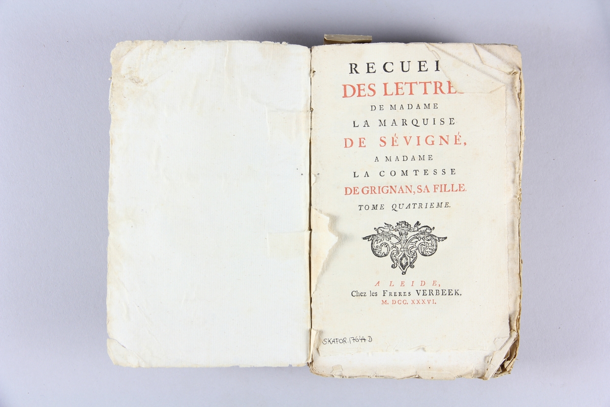 Bok, häftad, "Recueil des lettres de madame la marquise de Sévigné, a madame la comtesse de Grignan, sa fille" del 4. Pärmar av marmorerat papper, oskuret snitt. Blekt rygg med etikett med titel och samlingsmummer.