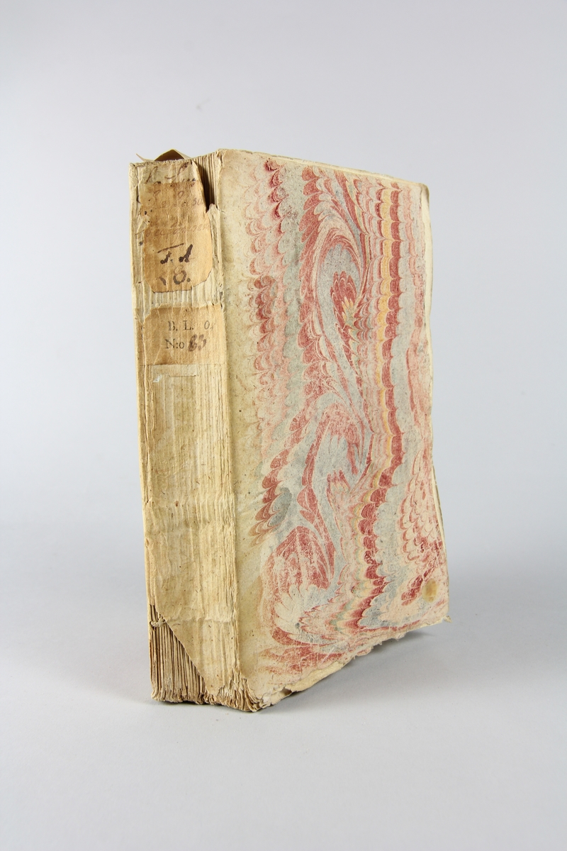 Bok, häftad, "La Lusiade de Camoens", del 1, tryckt 1735 i Paris.
Pärm av marmorerat papper, oskuret snitt.  Blekt rygg med  pappersetikett med volymens titel och samlingsnummer. Illustrationer i koppartryck.