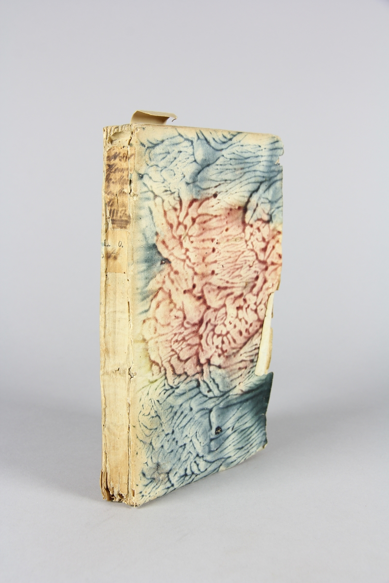 Bok, häftad,"Lettres et mémoires de madame de Maintenon", del 3. Pärmar av marmorerat papper, oskuret snitt. Etikett med titel och samlingsnummer på ryggen.