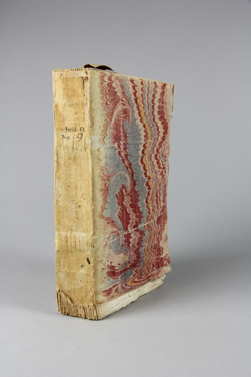 Bok, häftad, "Mémoires de feu M. Omer Talon", del 6, tryckt i Haag 1732.
Pärm av marmorerat papper, oskurna snitt. På ryggen klistrad pappersetikett med samlingsnummer. Ryggen blekt.