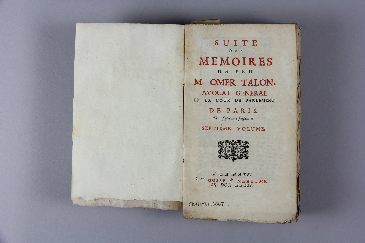 Bok, häftad, "Mémoires de feu M. Omer Talon", del 7, tryckt i Haag 1732.
Pärm av marmorerat papper, oskurna snitt. På ryggen klistrad pappersetikett med samlingsnummer. Ryggen blekt.