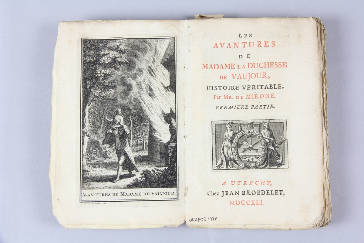 Bok, häftad, "Les avantures de madame la duchesse de Vaujour, histoire véritable", del 1-2, tryckt i Utrecht 1741.
Pärm av marmorerat papper, oskurna snitt. På ryggen klistrade pappersetiketter med volymens namn och samlingsnummer. Ryggen blekt.