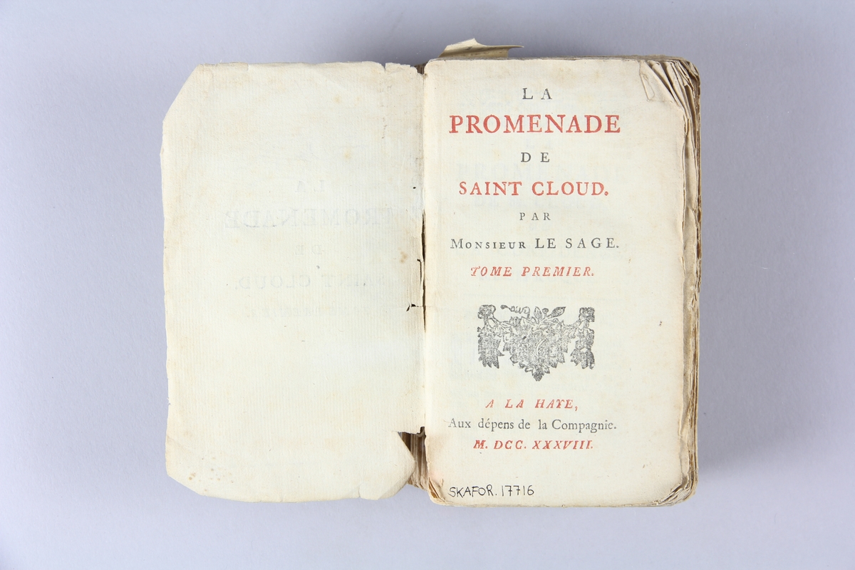 Bok, häftad, "La promenade de Saint Cloud", del 1-2. Pärmar av marmorerat papper, oskuret snitt. Pappersetikett med bokens titel på ryggen, skadad rygg.