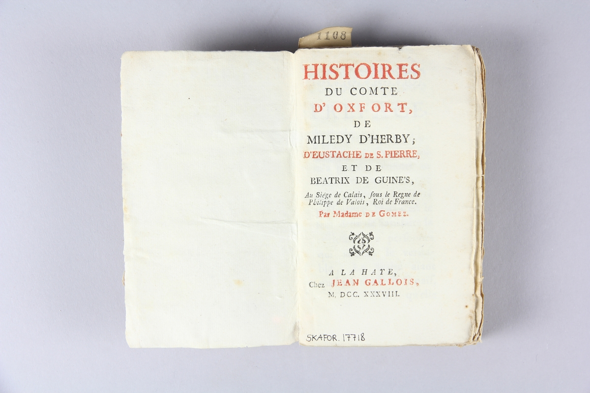 Bok, häftad, "Histoires du comte d´Oxford..." tryckt i Haag 1738. Pärmar av marmorerat papper, oskuret snitt.