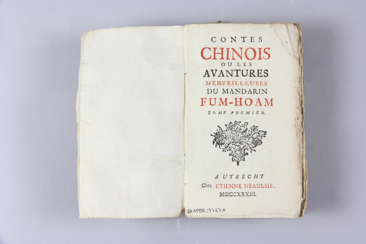Bok, häftad, "Contes chinois ou les avantures merveilleuses du mandarin Fum-Hoam", del 1, tryckt i Utrecht 1733.
Pärm av marmorerat papper, oskurna snitt. På ryggen klistrade pappersetiketter med volymens namn och samlingsnummer. Ryggen blekt. Illustrerad med kopparstick.