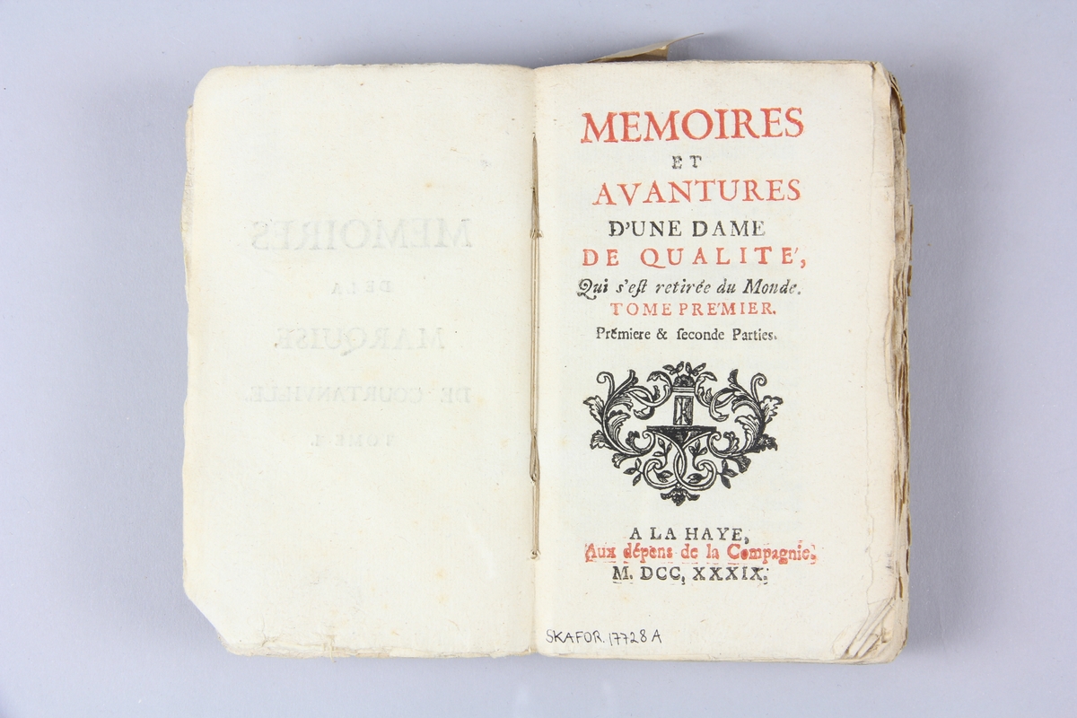 Bok, häftad, "Mémoires de la marquise de Courtanville/Mémoires et avantures d'une dame de qualité qui s'est retirée du monde.", del 1:1-2, tryckt i Haag 1739.
Pärm av marmorerat papper, oskurna snitt. På ryggen klistrade pappersetiketter med volymens namn och samlingsnummer. Ryggen blekt. Anteckning om inköp på pärmens insida.