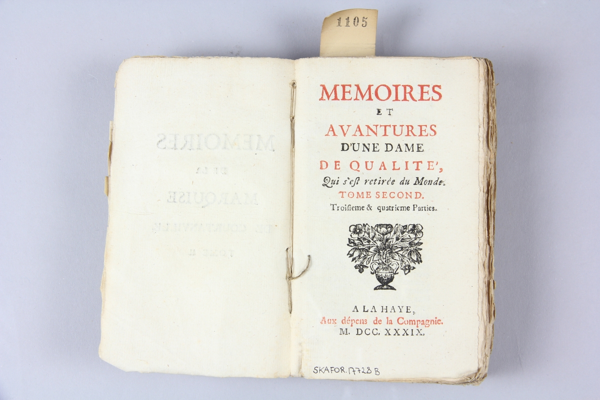 Bok, häftad, "Mémoires de la marquise de Courtanville/Mémoires et avantures d'une dame de qualité qui s'est retirée du monde. ", del 2: 3-4, tryckt i Haag 1739.
Pärm av  marmorerat papper, oskurna snitt. På ryggen klistrade pappersetiketter med volymens namn och samlingsnummer. Ryggen blekt.