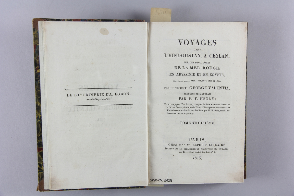 Bok, halvfranskt band, "Voyages dans l'Hindoustan, à Ceylan ..." del 3. Pärmar klädda med marmorerat papper, rygg och hörn av skinn. På ryggen präglad titel och volymens nummer.