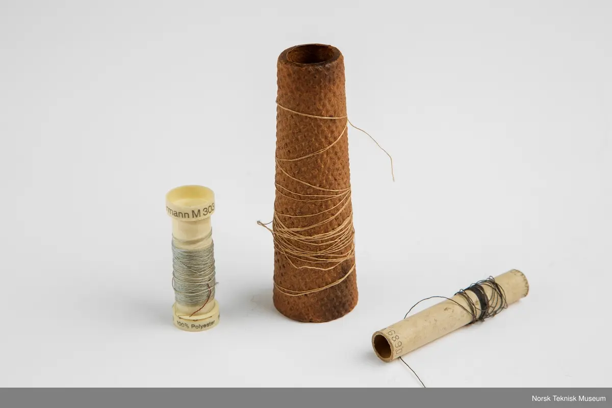 Lokket mangler. Inneholder oljekanne, verktøy, nåler, spoler, rem, symaskinfot, trådsnelle.