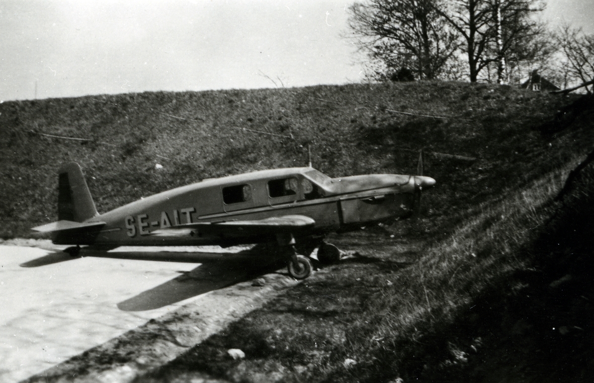 Litet sportflygplan, en Caudron C 635 Simoun, registrering SE-AIT tillhörande AB Nordisk Aerotjänst. .