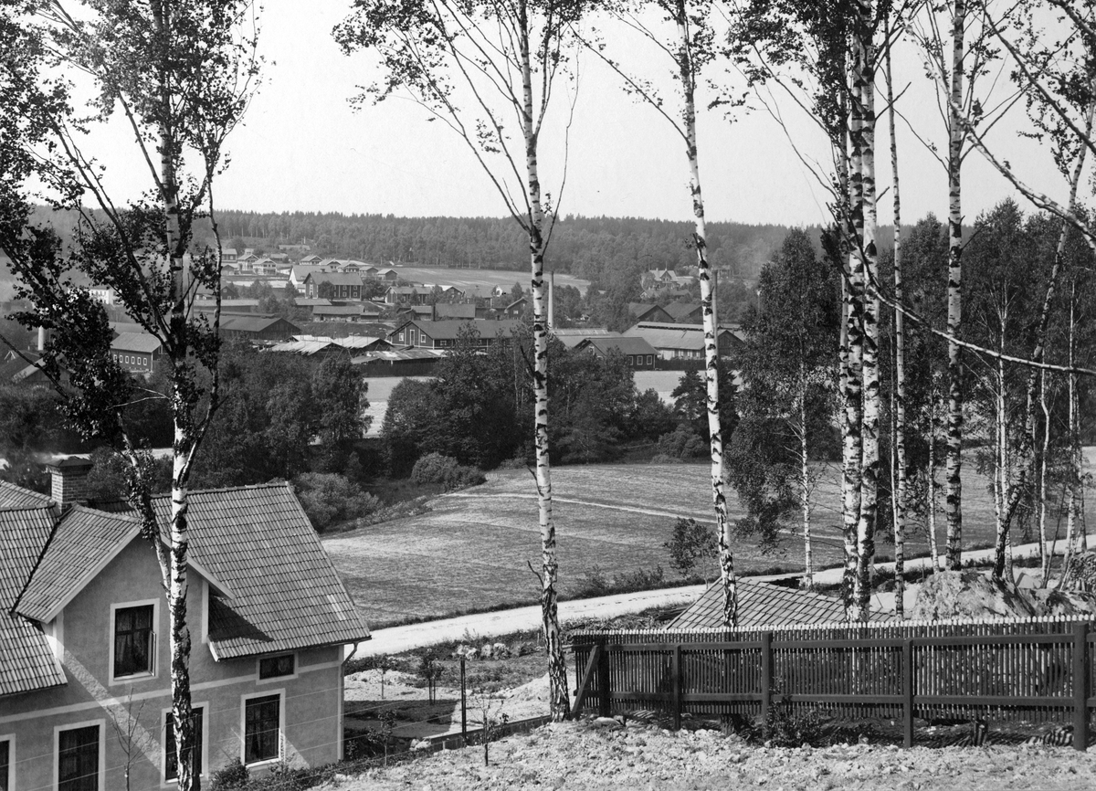 Kolsva. I förgrunden Bergslagsvägen, i mitten Kolsva. Jernverk till ...
