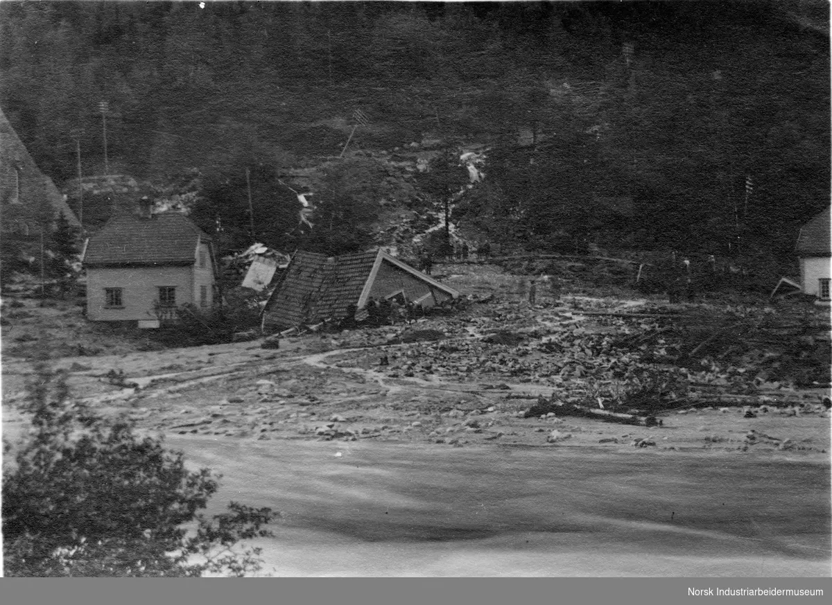 Rasstedet ved Rjukan kirke sett fra sør.