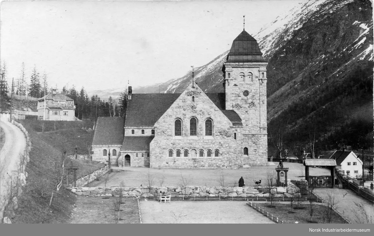 Postkort med Rjukan kirke som motiv. Fotografert fra høy posisjon, fra vest.