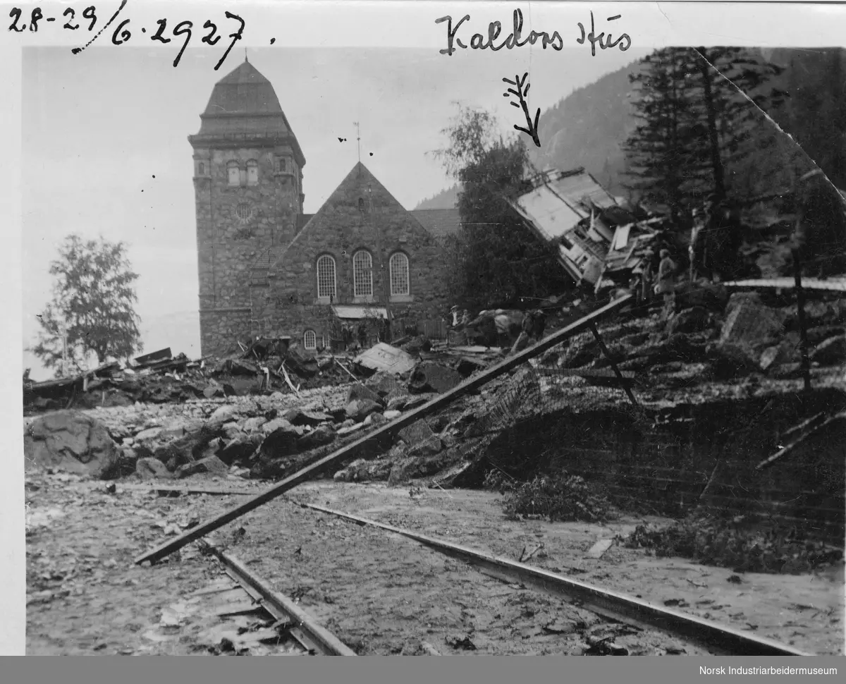 Ras ved Rjukan kirke i 1927. Et knust hus til høyre i bildet refereres til som Kaldors hus.