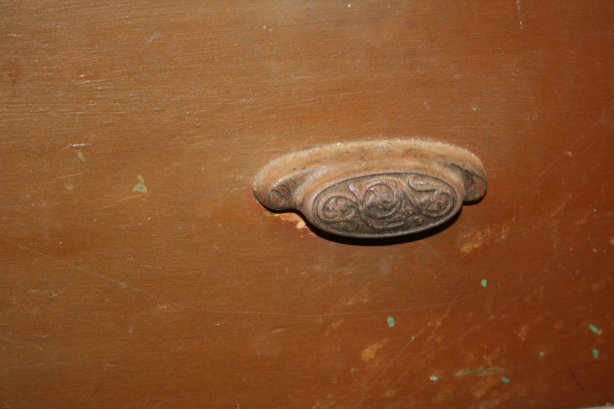 Kjøkkenbenk med to dører og tre skuffer.
Den eine døra er i sund. Ho ligg i delar laust i benken.
To hengsler pr dør. Vridelås av jern.
Skuffene har handtak i stål (ornamentikk).
Skaproma er delt i to med langsgåande hylle. 