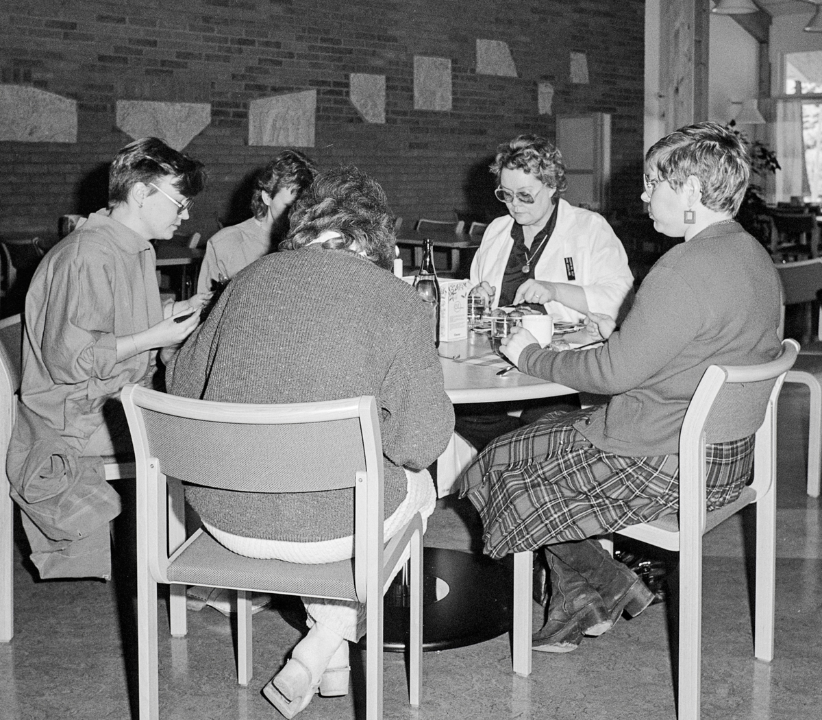 Från vänster Kristina Ceder, delvis skymd Viveka Tyvik, Anne Söderlund, Susanne Lansén och med ryggen häråt Elisabeth Jansson.
Möjligen första måltiden i nya matsalen (21 mars 1987).