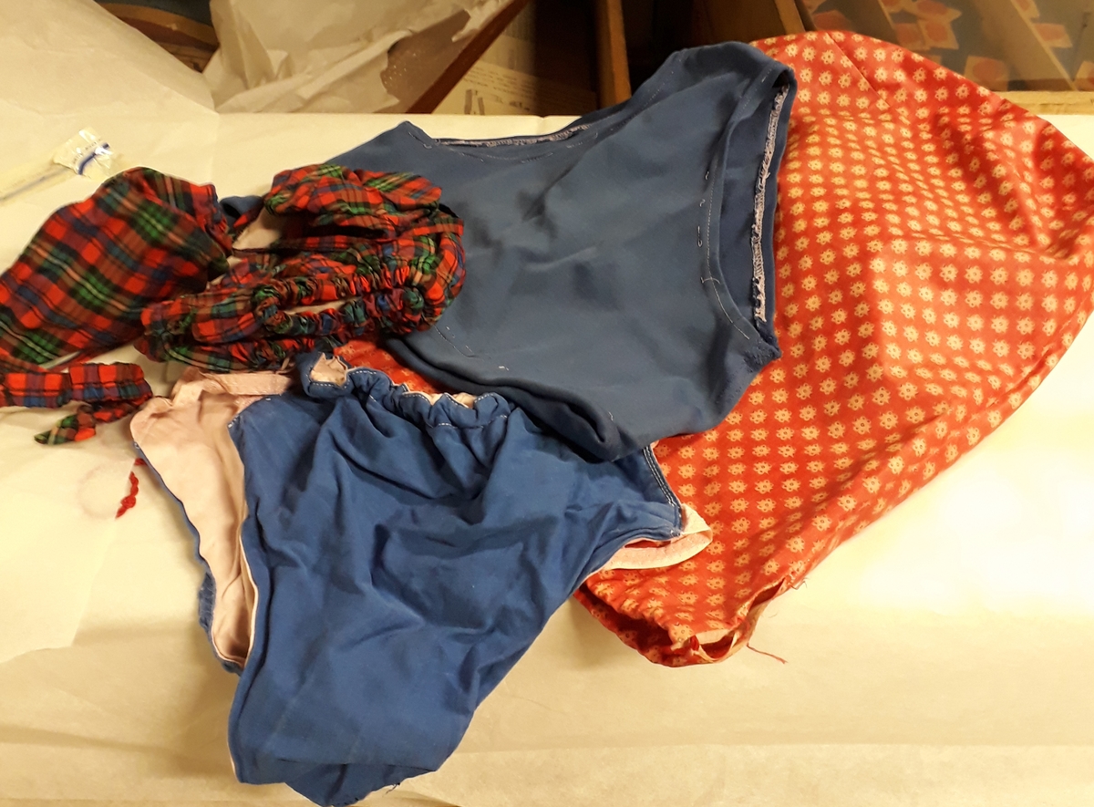 Blommig säck av galontyg innehållande badkläder: rutig bikini, blå badbyxor och blå/rosa bikinibyxor. Medföljde vid insamlingen av Vegkryssaren TERTIA.