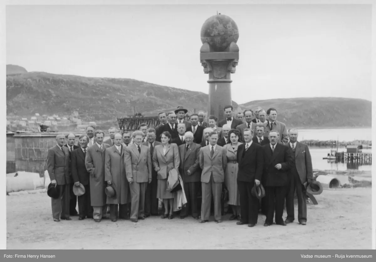 Hammerfest. Gruppe ved Meridianstøtten