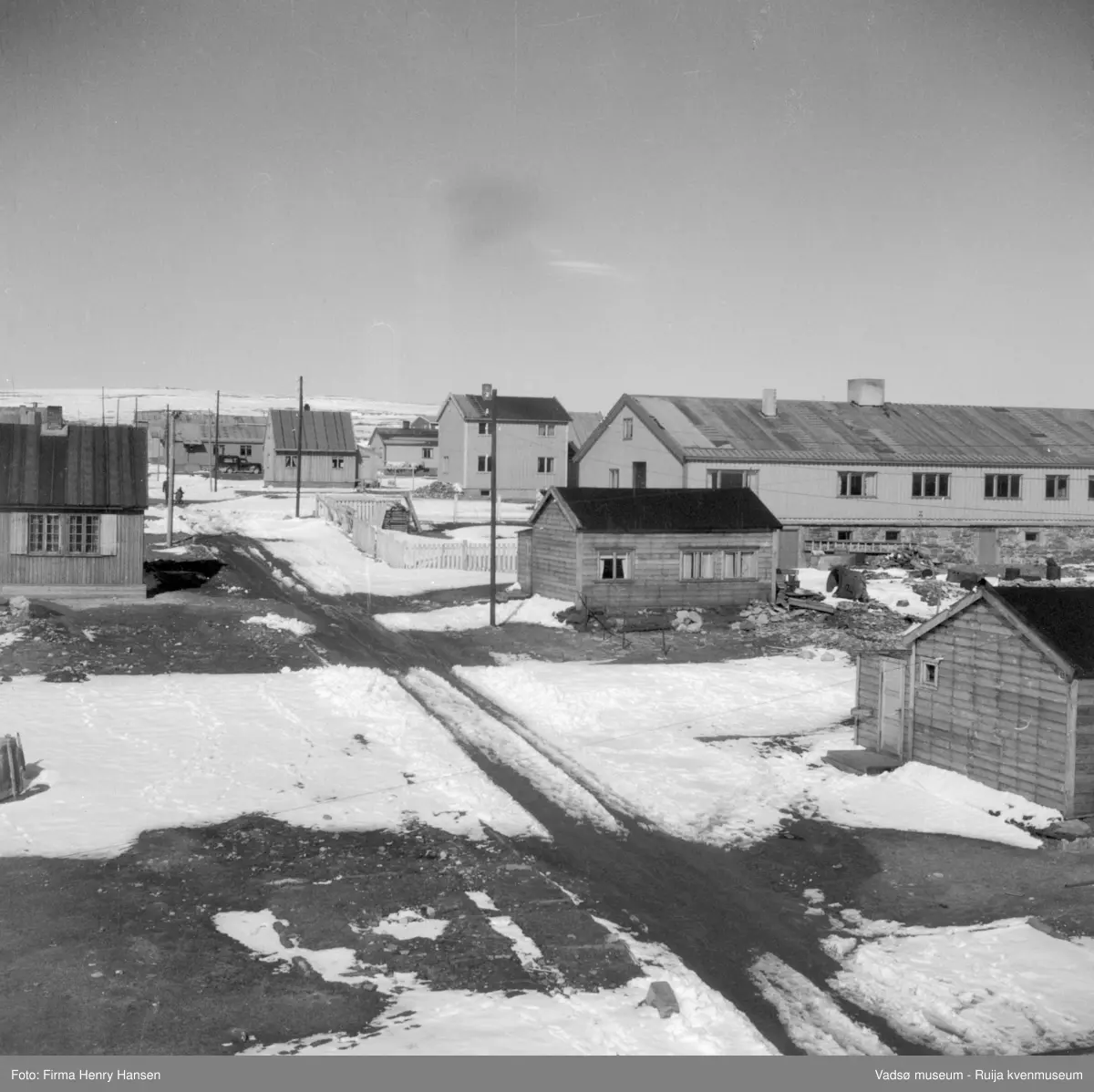 Vadsø, Gjenreisningshus. Fiskergata til venstre i bildet. Det store,lange bygget er Fylkesbrakka i Bergstien.