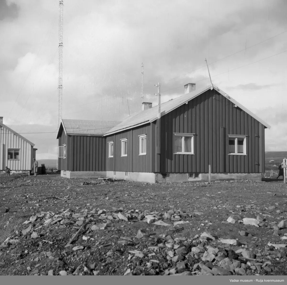 Enebolig i Grensen, ble også kalt "Raet". Bildet er tatt mot nordvest, i bakgrunnen ser man kringkastingsmasta.