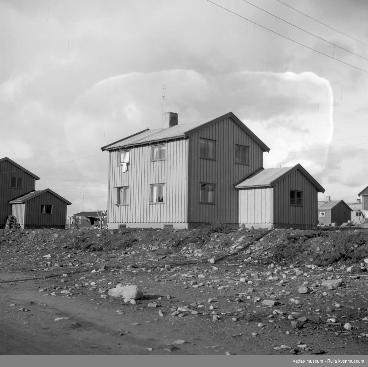 Vadsø. Gjenreisingshus. I bakkant av bildet skimtes en av kringkastingsmastene.