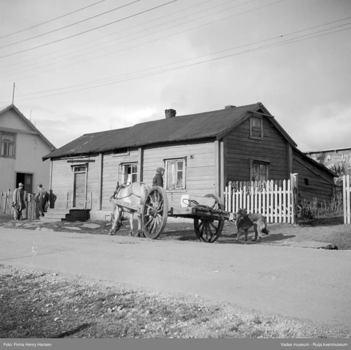 Vadsø, . Huset midt på bildet er Slettengata 25. Det ble bygd i 1845, ombygd fra ca 1948, det nye huset ble tatt  i bruk i 1949 og fikk et helt annet utseende, bl.a. ble nygygget på to etasjer. Husets eiere: Johanna og Felix Gallavara. Det gamle huset ble ikke revet, det ble bygd inn i det nye. På en av tømmerstokkene i stua som ble panelt over, skal det være risset inn årstallet 1711 og noen russiske bokstaver. Huset til venstre er Sletteng. 23 Jankilagården, bygd i 1913. Mann nr 2 fra venstre er Felix Gallavara. 
Kilde: Trond Ballo: Vadsø bys eiendomshistorie. 2013.