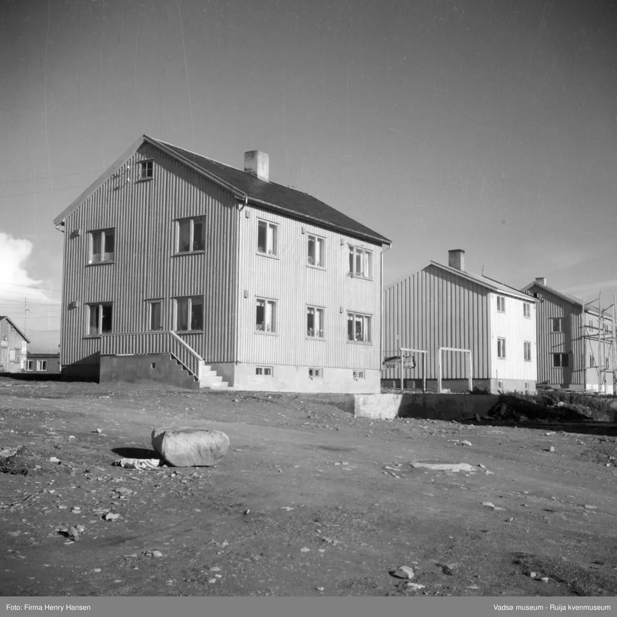 Vadsø, Bildet er tatt mot nordøst. Gjenreisningshus, med Damsveien på nordsida, gata til venstre er Evangers gate.