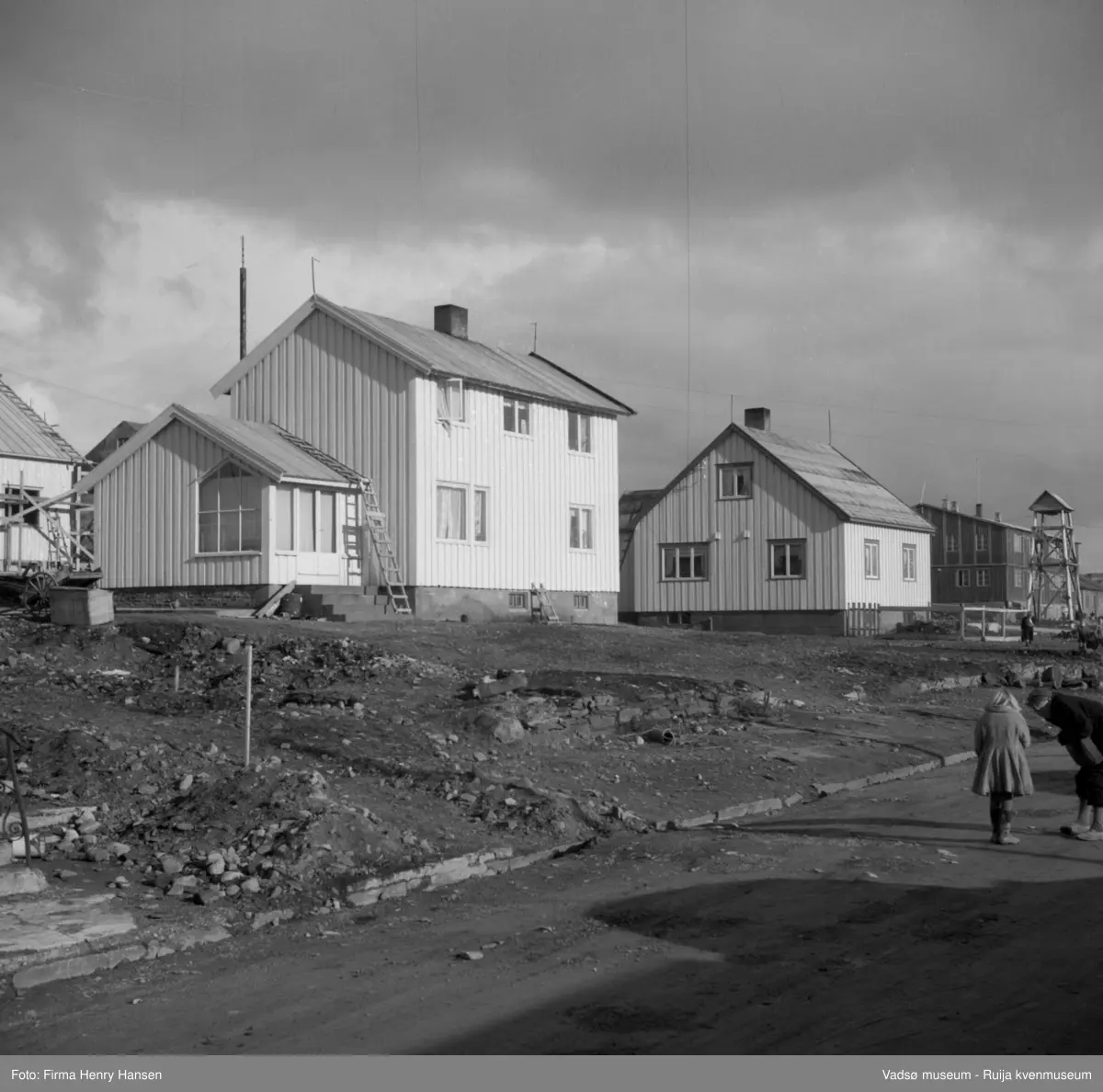 Vadsø, Bildet er tatt mot nordøst. Gjenreisningshus langs Oscarsgata. Brakkeskolen og klokketårn i bakgrunnen