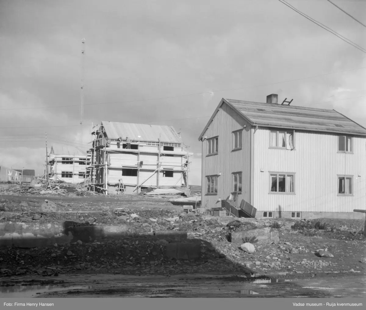 Vadsø, Bildet er tatt mot nord. Gjenreisningshus. Radiomasta i nord.