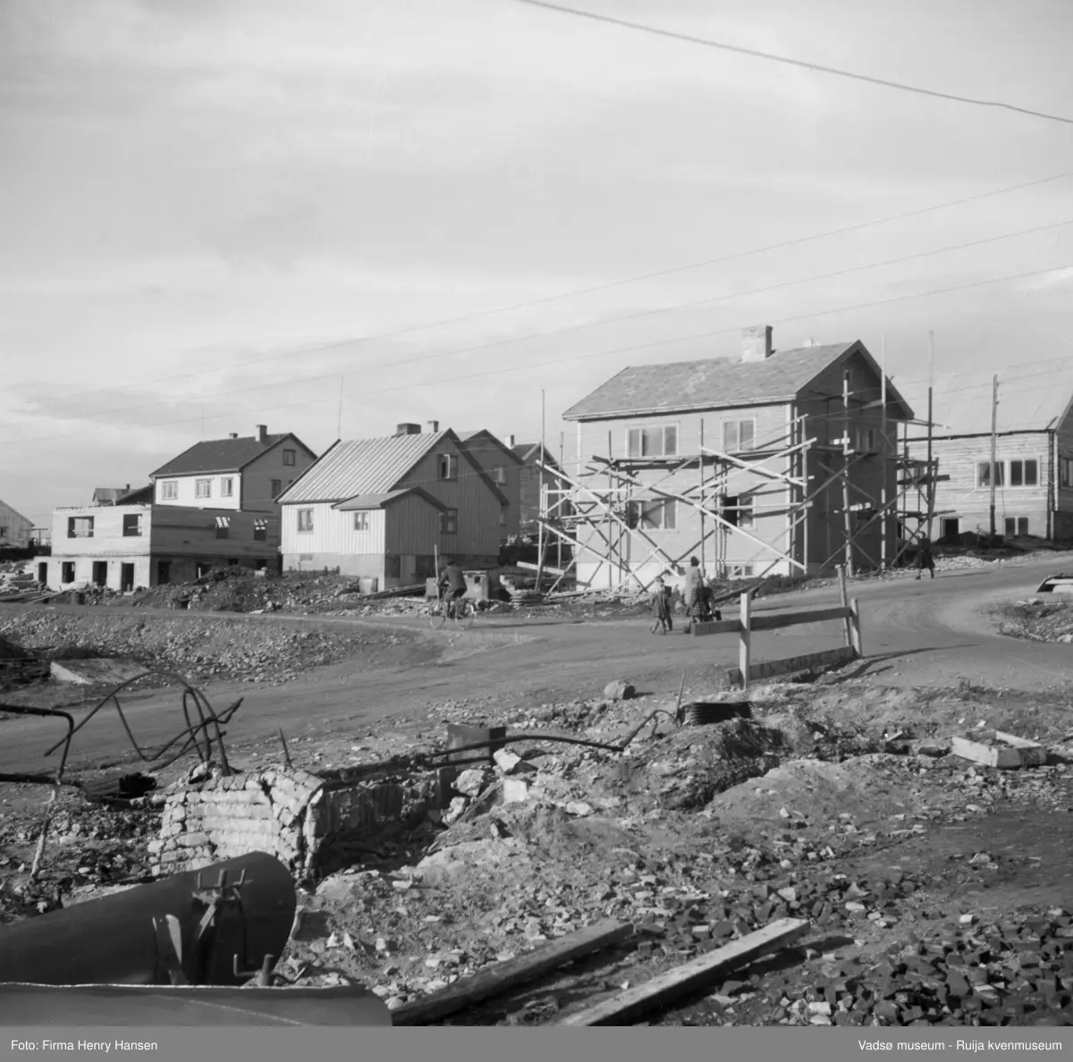 Vadsø, Bildet er antagelig fra krysset Kirkegata og Oscarsgata. Gjenreisningshus. Rester etter krigsskader i forkant av bildet.