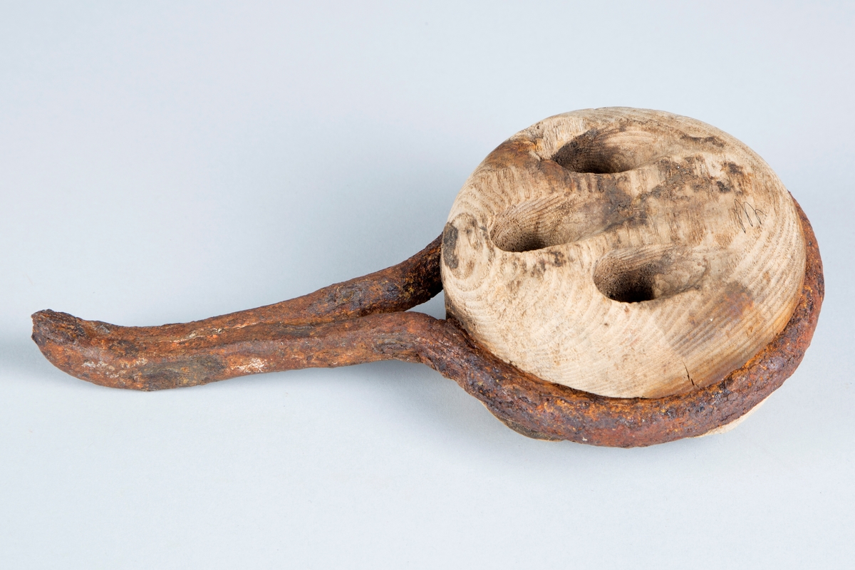 Feste for taug i forbindelse med seiling.
Form: Rund med krok og tre hull.