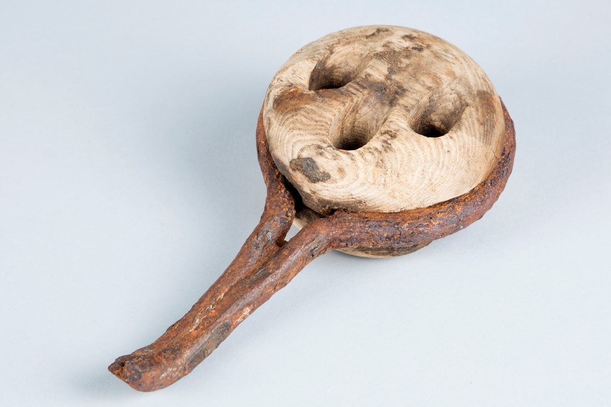 Feste for taug i forbindelse med seiling.
Form: Rund med krok og tre hull.
