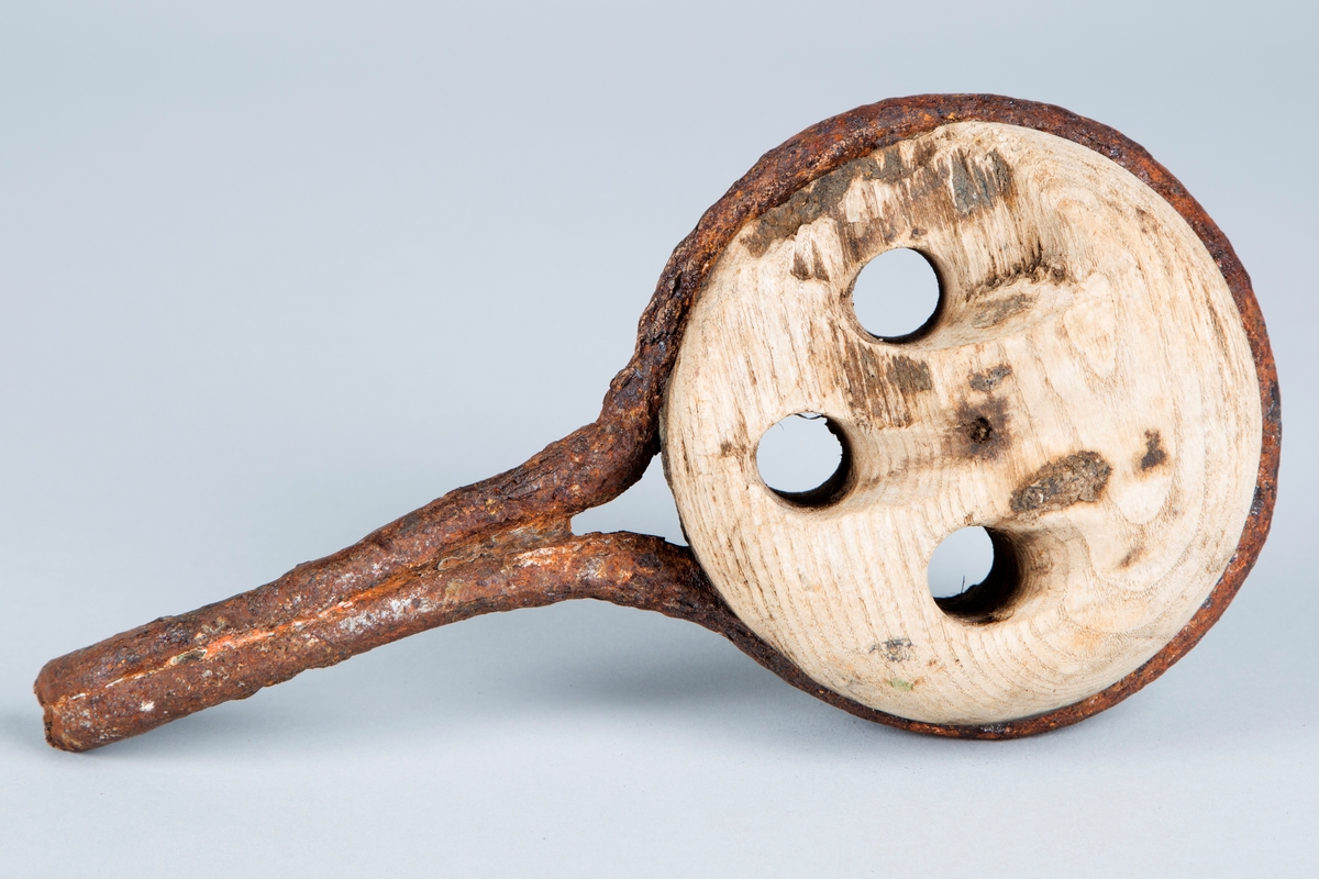 Feste for taug i forbindelse med seiling.
Form: Rund med krok og tre hull.