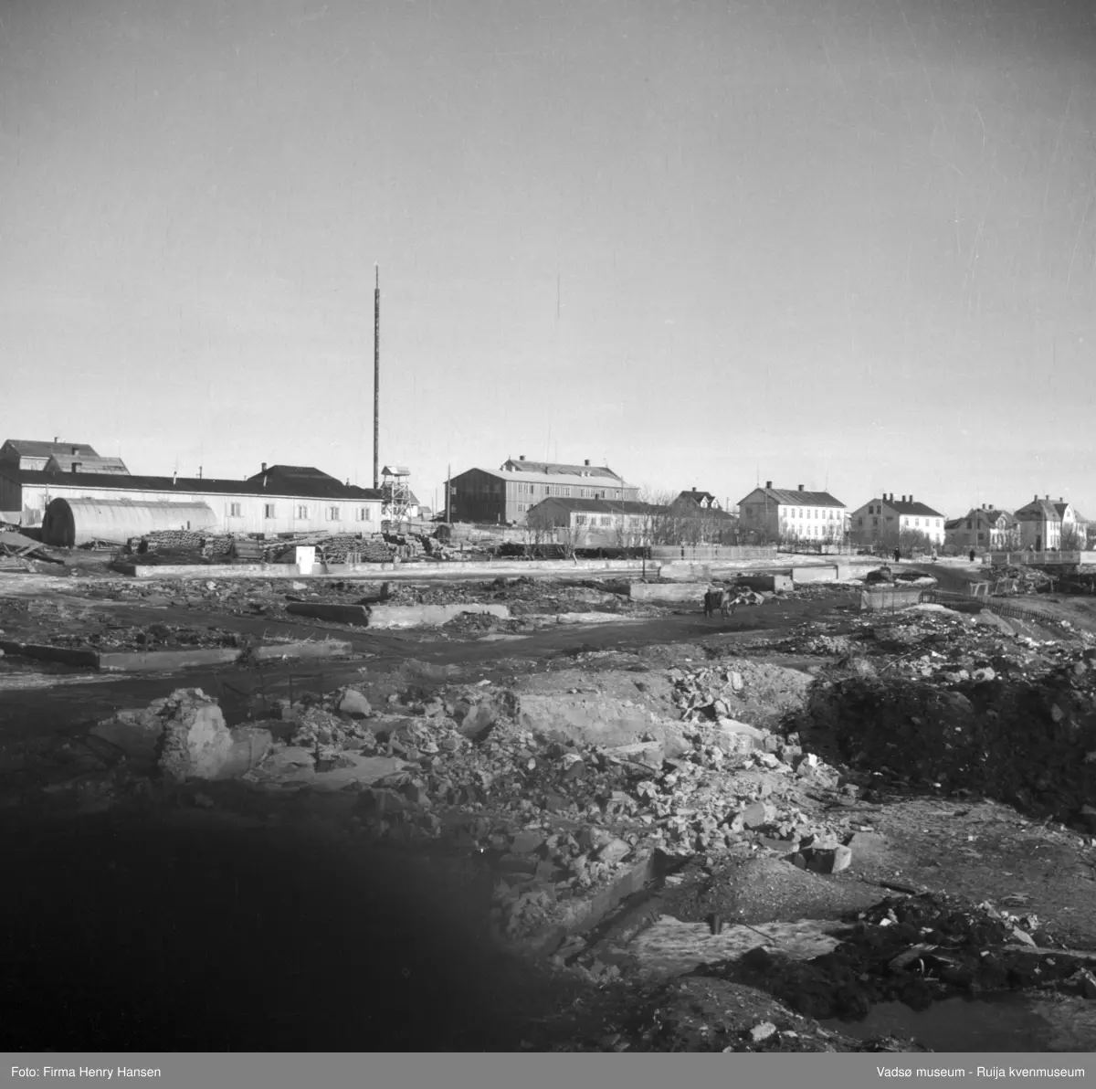 Vadsø sentrum. Gjenreisninga igang i Sentrum. Kringkastingsmasta ses i bakkant av bildet.
