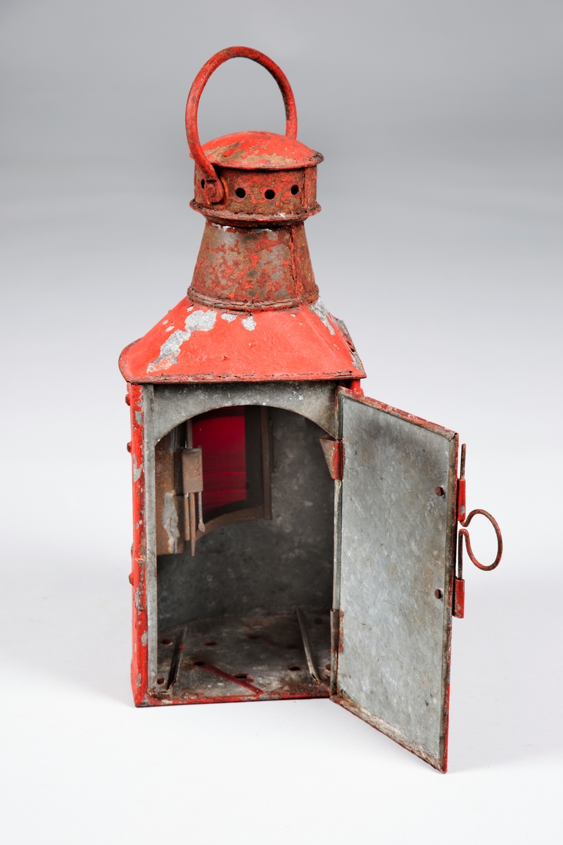 Babord sidelandterne i jern og glass. Tradisjonell.
Brukt som navigeringslys for skip.

Tilstand: Bra.