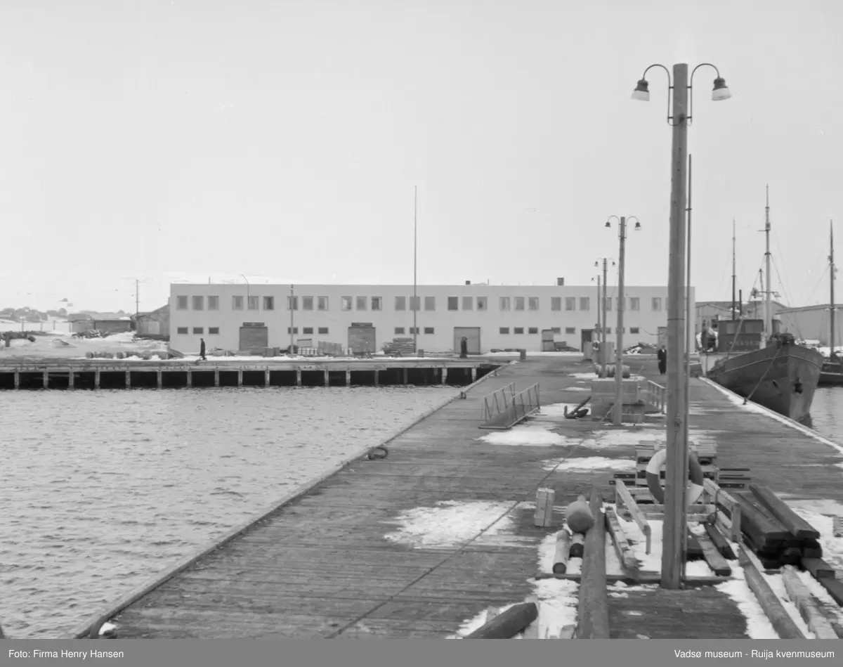 Vadsø havn 1952. Bildet er tatt fra utsikkeren på kaia, mot havnebygget.