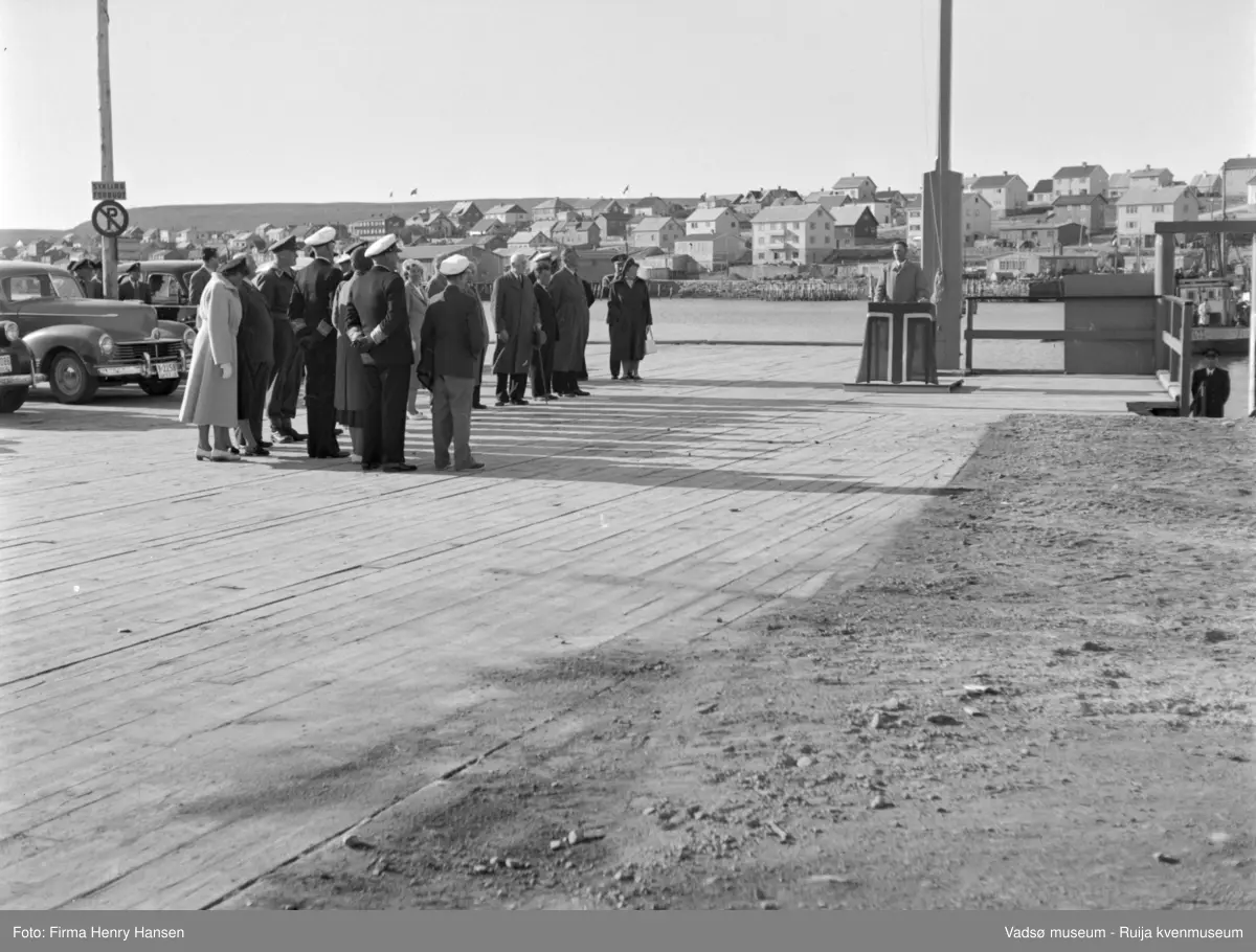 Vadsø. Kongebesøk i Vadsø 1950. Kongen og kronprinsfamilien blir tatt imot på kaia, flaggsmykket talerstol.
Kong Haakon og kronprinsfamilien besøkte Vadsø 25.-26.7.1950 i forbindelse med en større rundreise i Nord-Norge sommeren 1950. Under besøket sto "biltur gjennom byen" og "besøk på sykehuset" på programmet. Kilde: Det kongelige hoff, arkivet